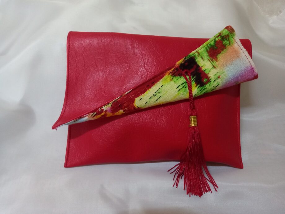 Clutch purse with linen lining