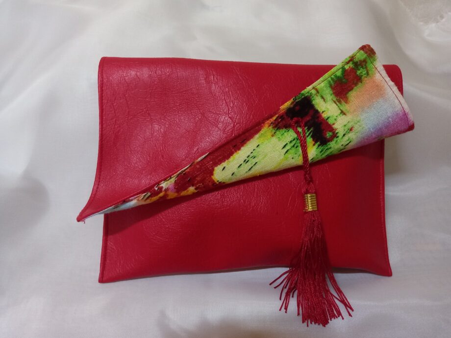 Clutch purse with linen lining